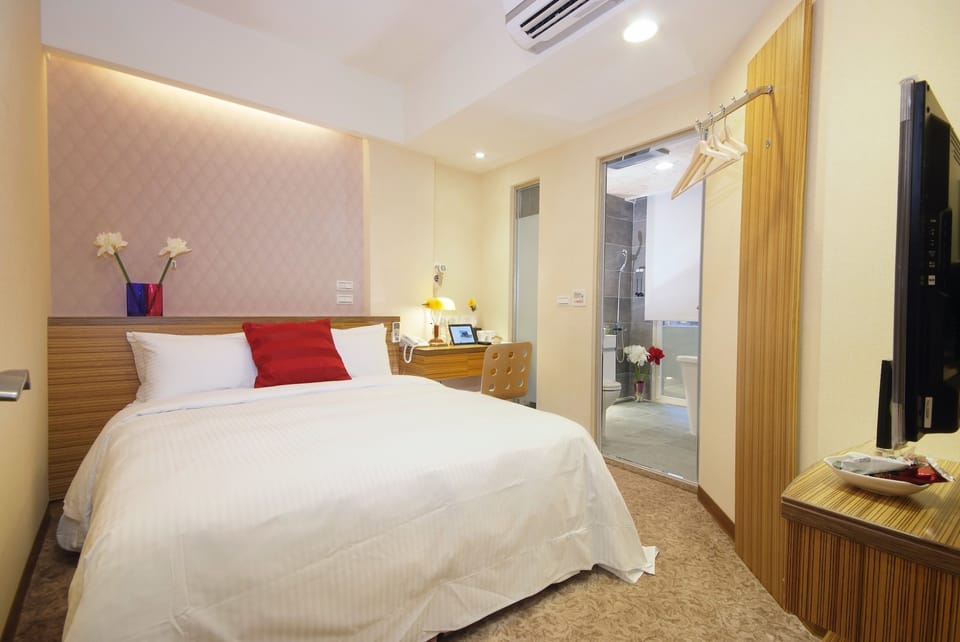 Deluxe Double Room | Desk, iron/ironing board, free WiFi, bed sheets