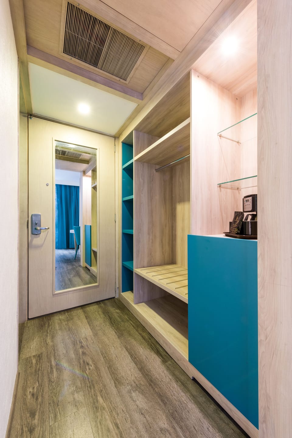 Studio, 1 Queen Bed | In-room safe, desk, laptop workspace, blackout drapes