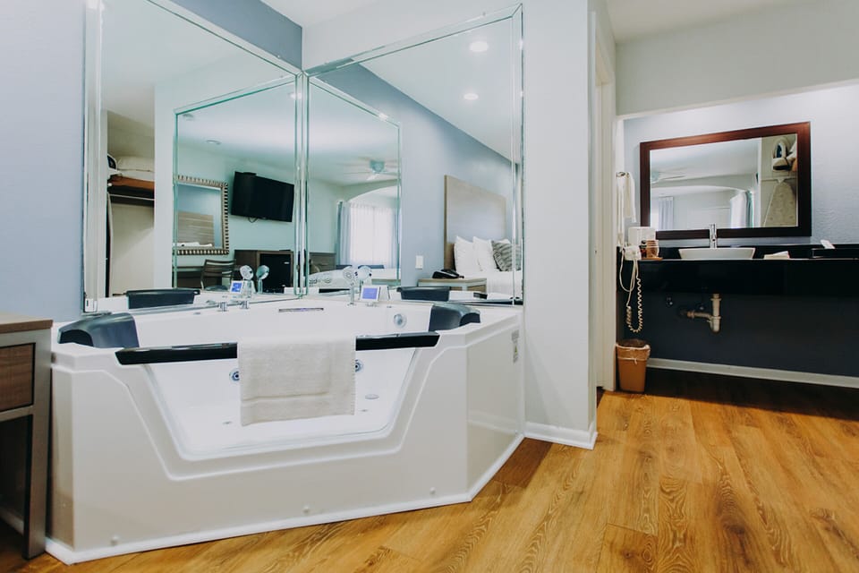 Room, 1 King Bed, Non Smoking, Jetted Tub | Jetted tub