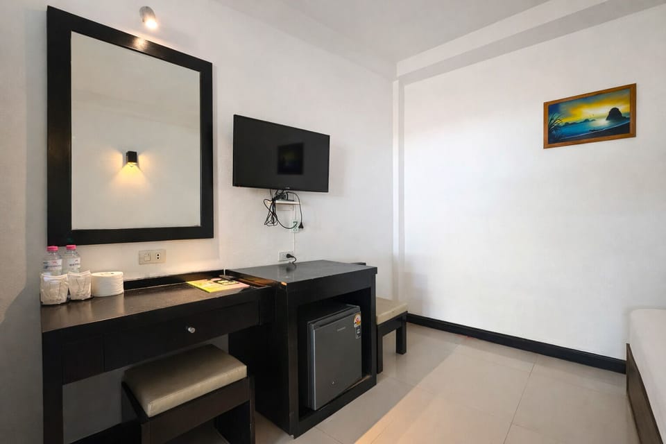 Deluxe Room | Living area | LCD TV