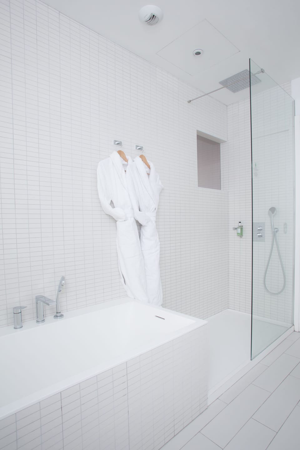 Junior Suite | Bathroom | Hair dryer, bathrobes, slippers, towels