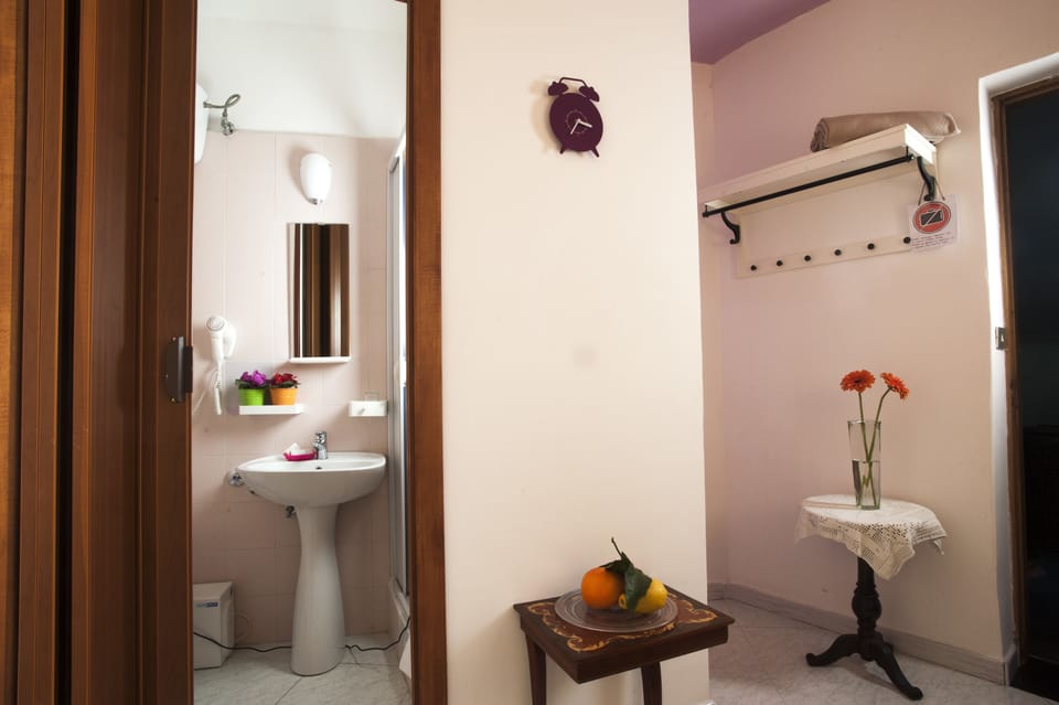 Single Room, 1 Twin Bed | Bathroom | Shower, rainfall showerhead, designer toiletries, hair dryer