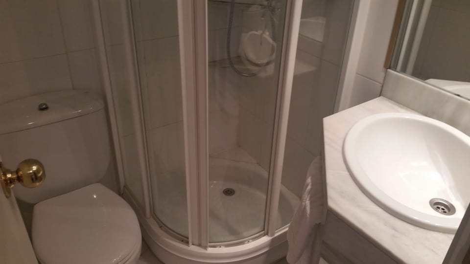 Standard Single Room | Bathroom | Combined shower/tub, free toiletries, hair dryer, towels