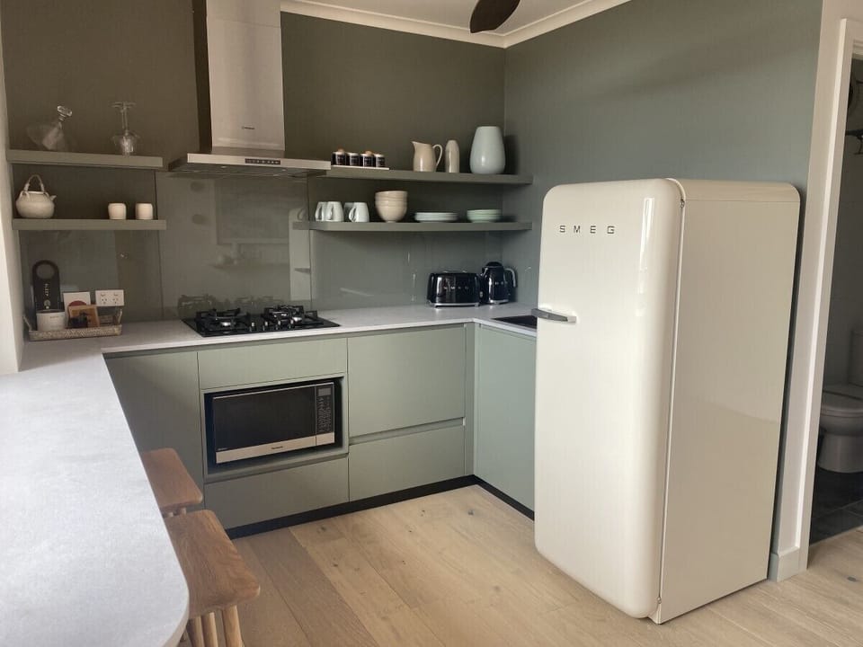 The Crest Apartment | Private kitchen | Mini-fridge, microwave, oven, stovetop
