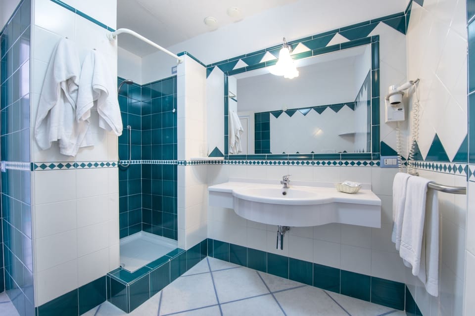 Standard Double Room, Sea View | Bathroom | Shower, free toiletries, hair dryer, bidet