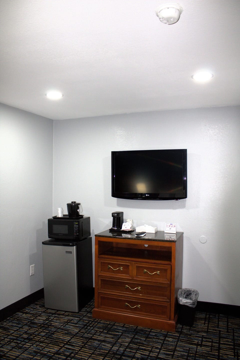 Deluxe Studio Suite | Blackout drapes, iron/ironing board, free WiFi, bed sheets