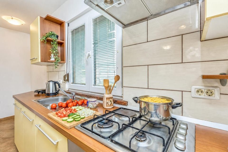 Family House, 1 Bedroom, Balcony, Mountainside (House In The Vineyards) | Private kitchen