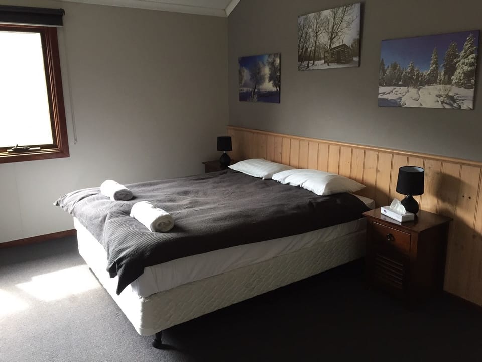 Family Room, Private Bathroom, Mountain View | Blackout drapes, free WiFi, bed sheets