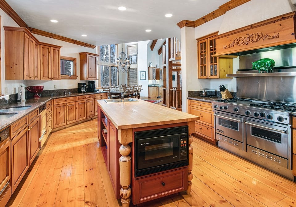 House, 5 Bedrooms | Private kitchen | Fridge, oven, coffee/tea maker, toaster