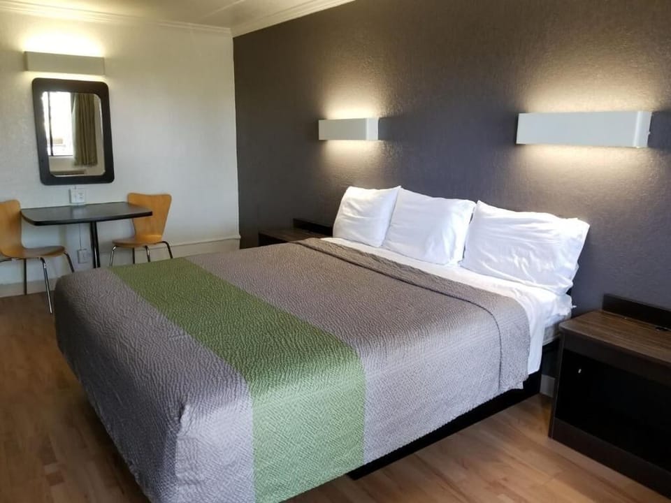Standard Room, 1 King Bed | In-room safe, desk, iron/ironing board, WiFi (free)