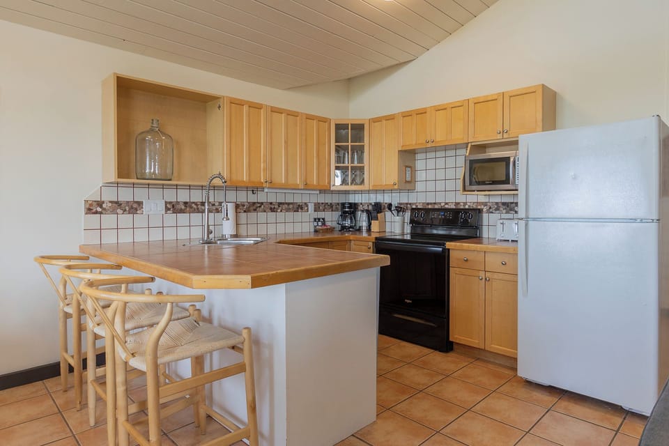 Classic Cabin, 3 Bedrooms, Hot Tub, Beachfront | Private kitchen | Coffee/tea maker, electric kettle