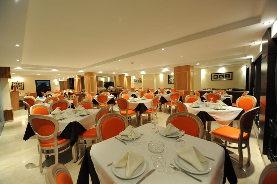 4 restaurants; breakfast, lunch, and dinner served