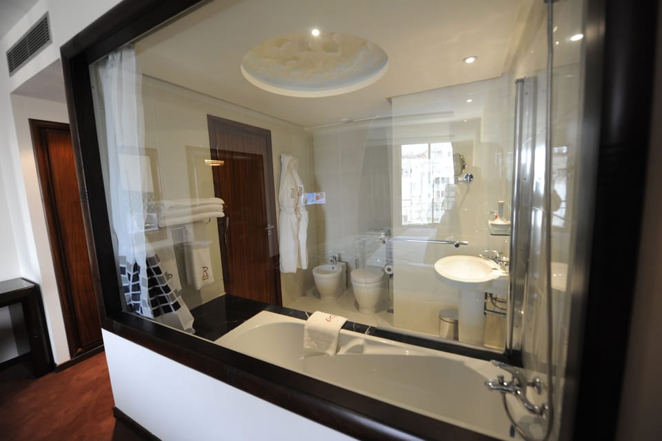 Deluxe Suite | Bathroom | Deep soaking tub, rainfall showerhead, free toiletries, hair dryer