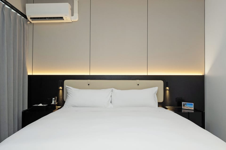 Standard Room, 1 Queen Bed | 1 bedroom, desk, iron/ironing board, free WiFi