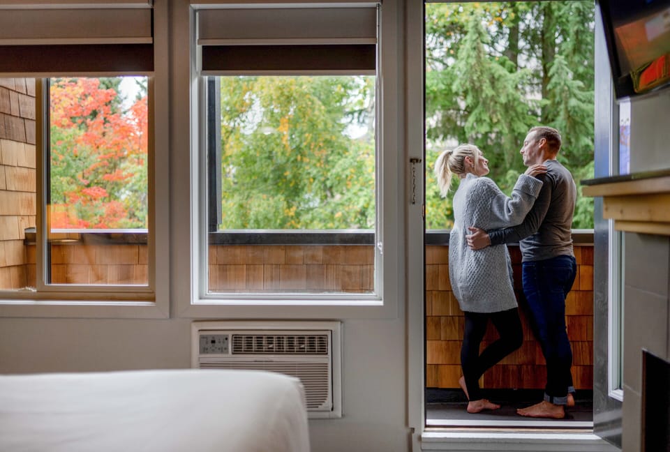 Deluxe Room, 1 Queen Bed | Hypo-allergenic bedding, iron/ironing board, free WiFi, bed sheets