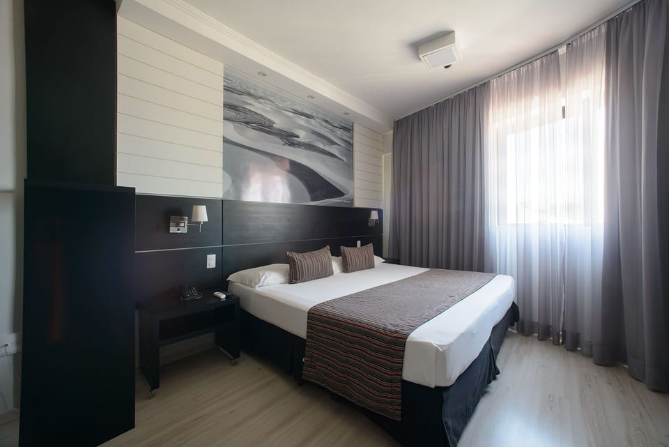 Junior Suite | Minibar, in-room safe, desk, blackout drapes
