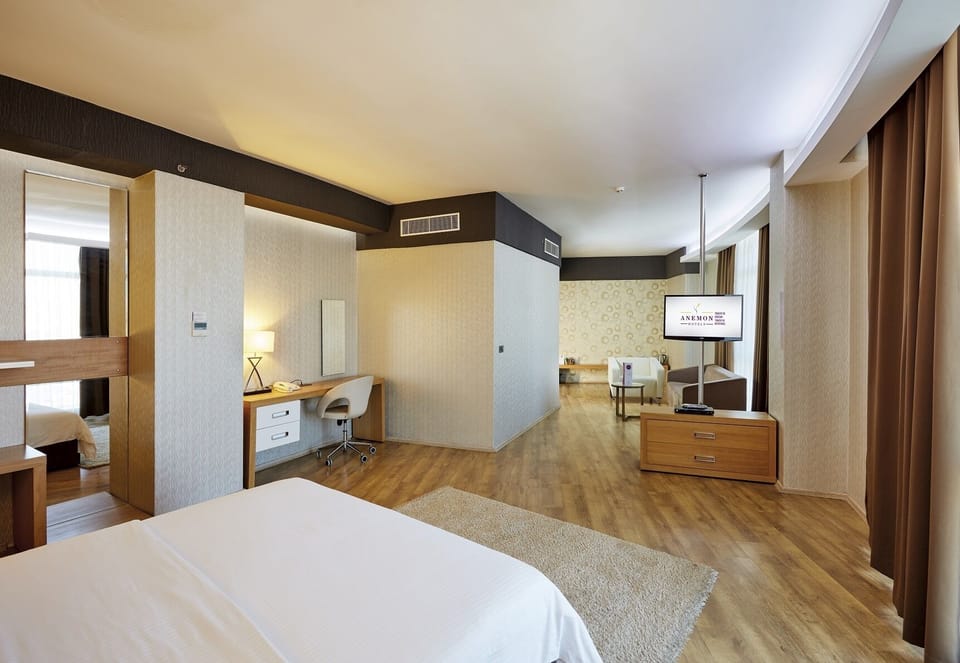 Junior Suite | Minibar, in-room safe, desk, iron/ironing board