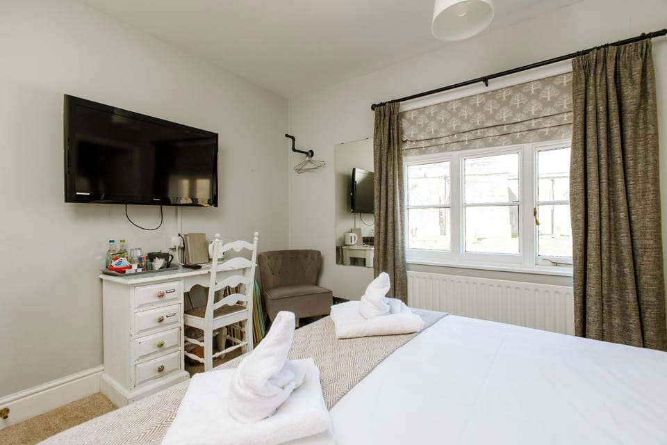 Double Room, Ensuite | Hypo-allergenic bedding, desk, iron/ironing board, free WiFi