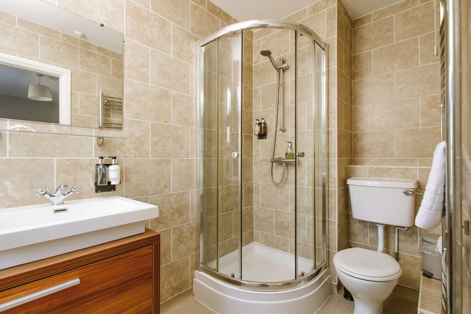 Double Room, Ensuite | Hypo-allergenic bedding, desk, iron/ironing board, free WiFi