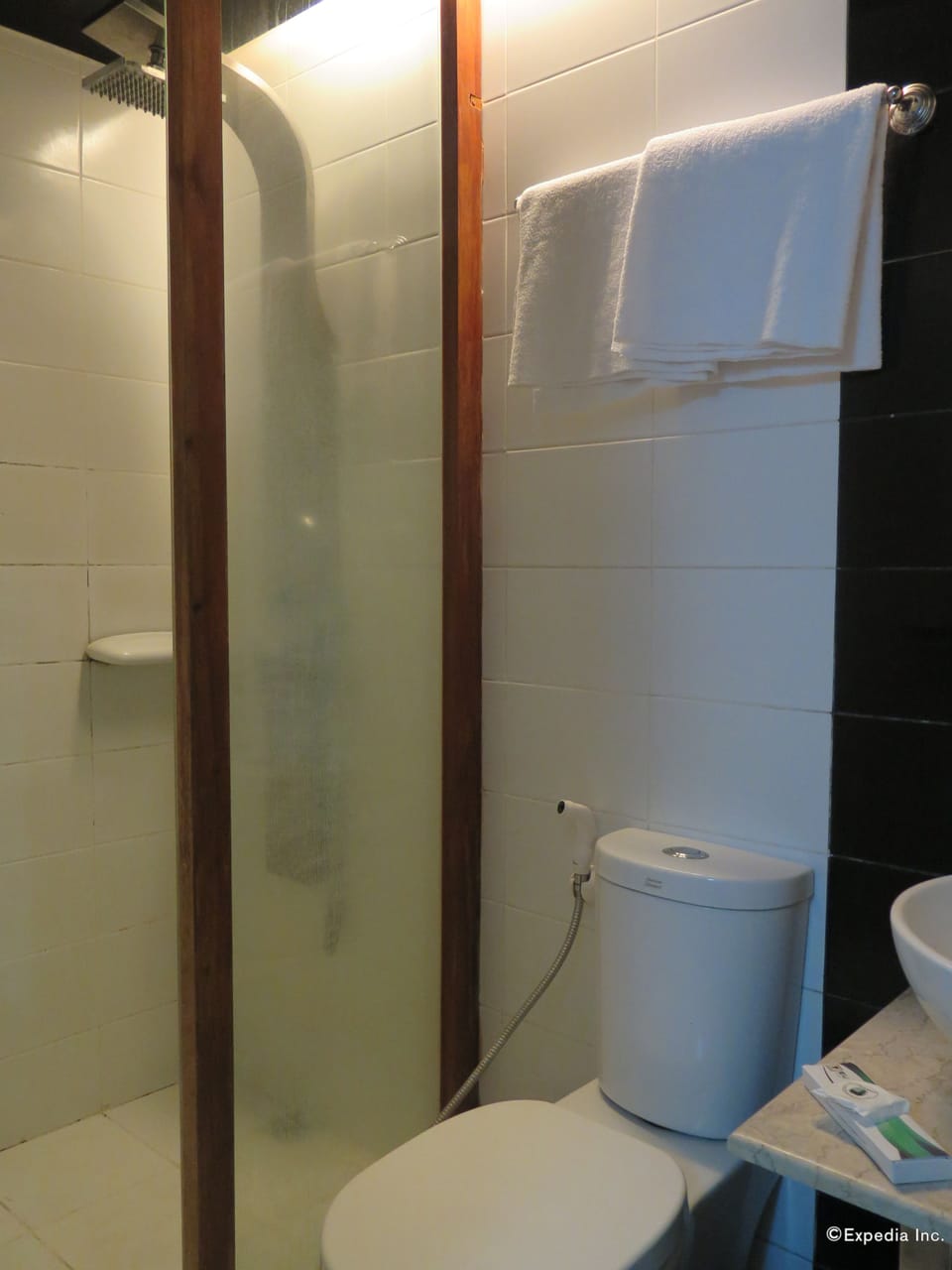 Standard Twin Room | Bathroom | Hair dryer, slippers, bidet, towels