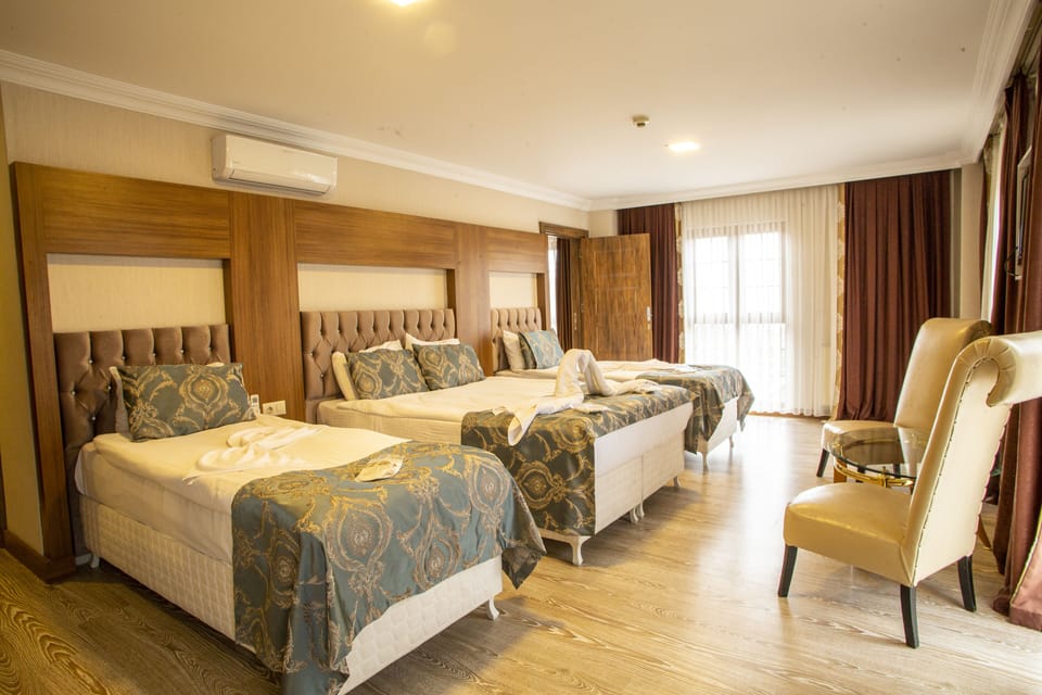Deluxe Oda 4 kisilik | Premium bedding, pillowtop beds, free minibar items, desk