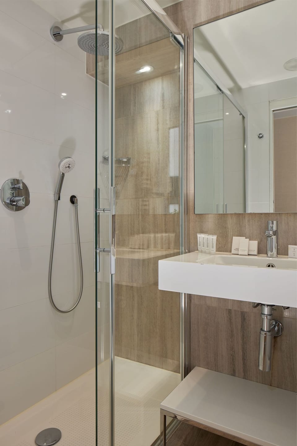 Comfort Room | Minibar, in-room safe, individually decorated, soundproofing