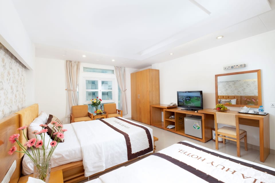 Luxury Room | Minibar, in-room safe, desk, blackout drapes