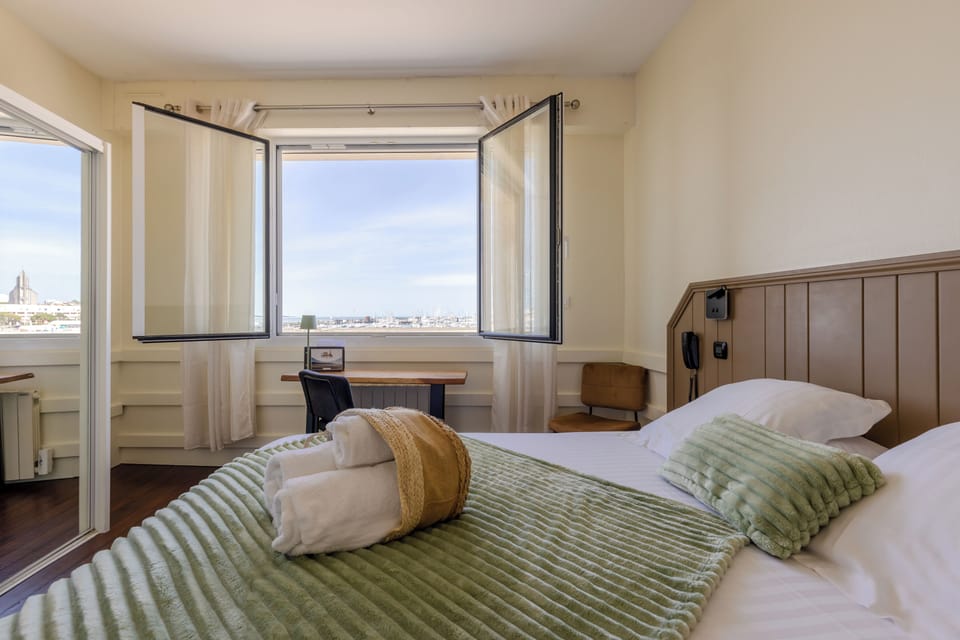Comfort Double Room (Côté Mer/Sea facing) | In-room safe, desk, soundproofing, cribs (free)