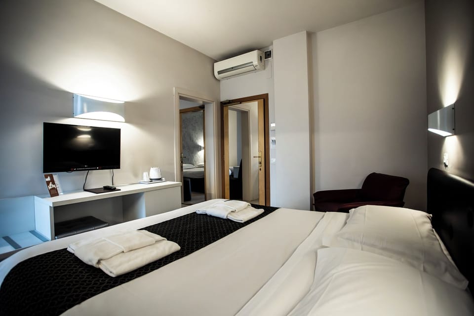 1 bedroom, Frette Italian sheets, premium bedding, memory foam beds