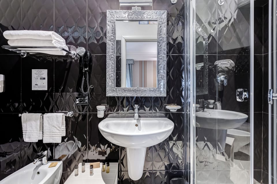 Superior Double or Twin Room | Bathroom | Shower, rainfall showerhead, free toiletries, hair dryer