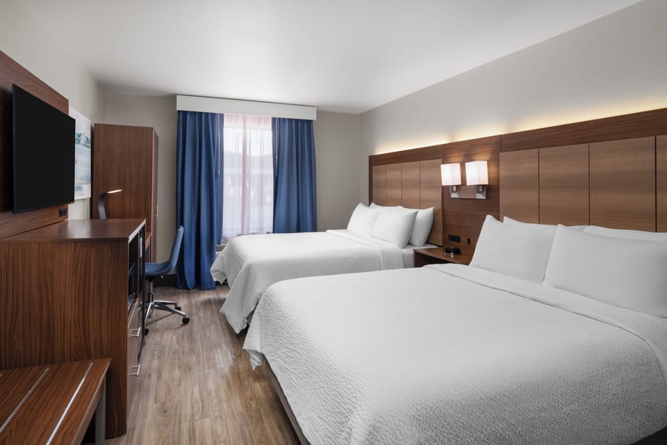 Laptop workspace, blackout drapes, iron/ironing board, free WiFi