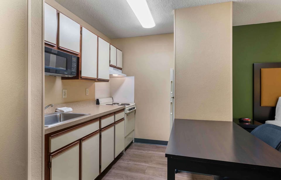 Desk, laptop workspace, iron/ironing board, free WiFi