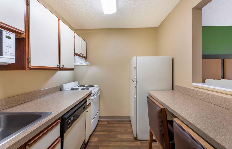 Deluxe Studio, Multiple Beds, Non Smoking | Private kitchen | Fridge, microwave, stovetop