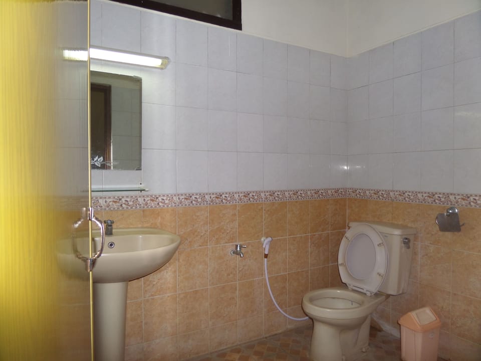Suite | Bathroom | Shower, free toiletries, towels