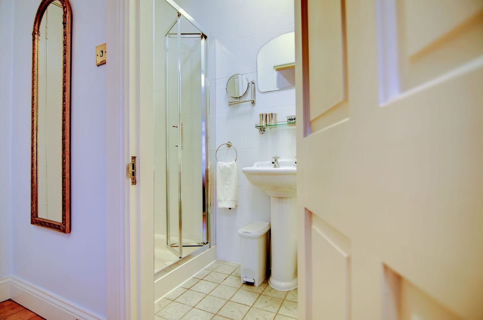 Twin Room, Ensuite | Bathroom | Shower, free toiletries, hair dryer, towels