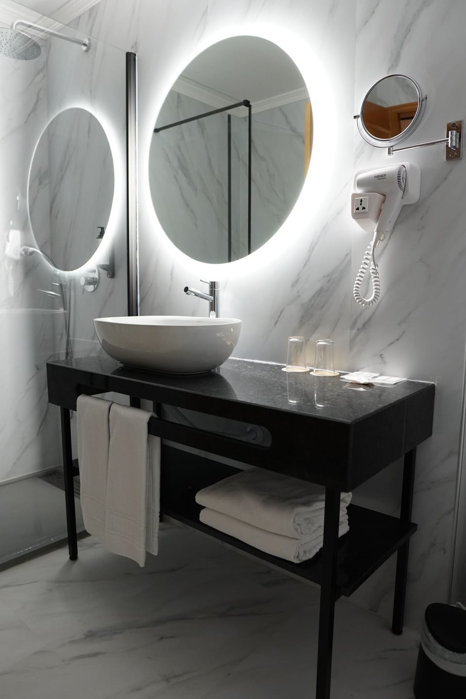 Combined shower/tub, deep soaking tub, hair dryer, towels