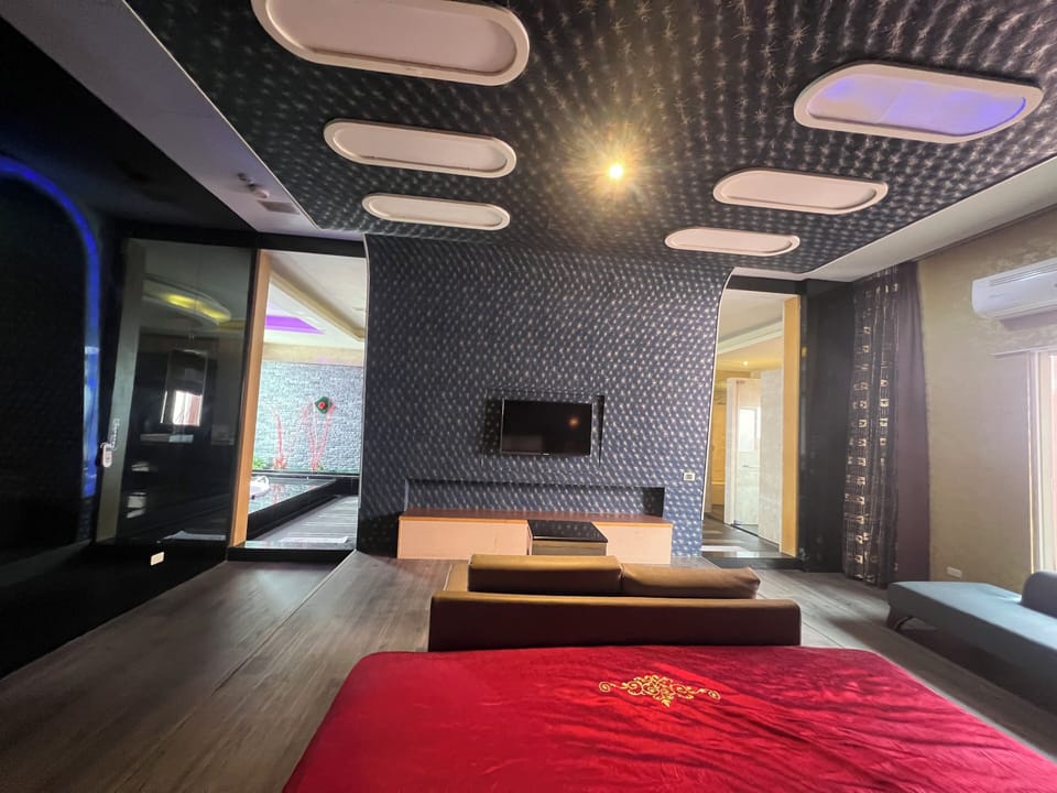 Deluxe Quadruple Room | Free minibar, individually decorated, individually furnished