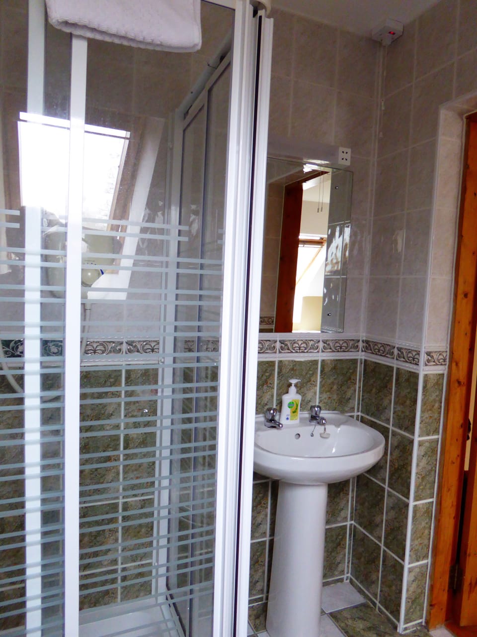 Room, 3 Twin Beds, Ensuite | Bathroom | Shower, free toiletries, hair dryer, towels