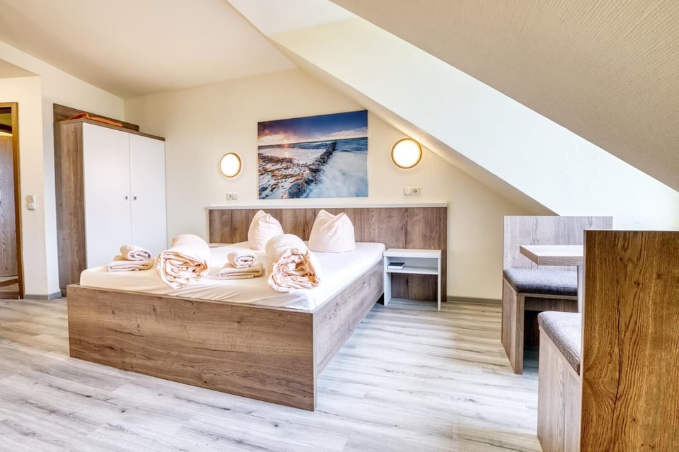 Traditional Double Room, Accessible | Minibar, in-room safe, desk, bed sheets