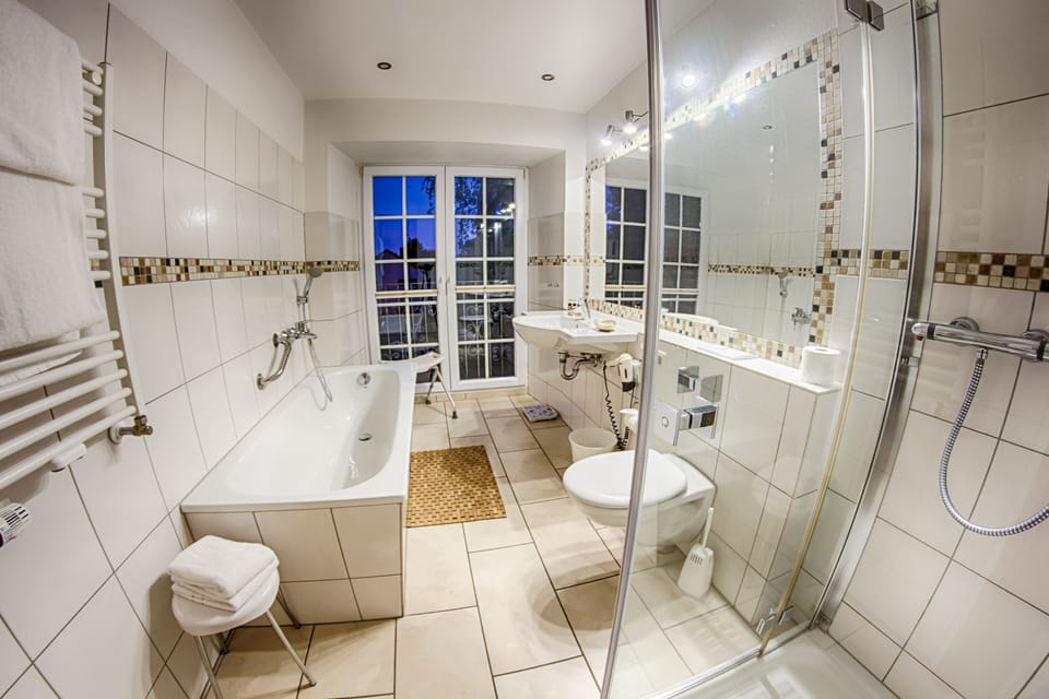 Classic Double Room | Bathroom | Free toiletries, hair dryer, towels, soap