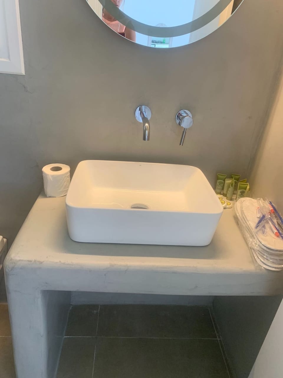 Deluxe Studio | Bathroom sink