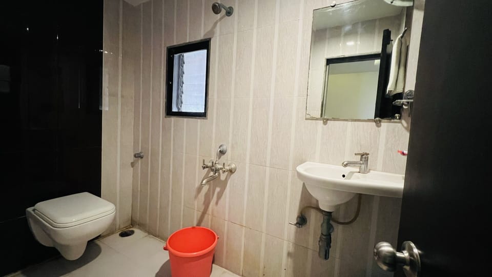 Executive Room | Bathroom | Shower, free toiletries
