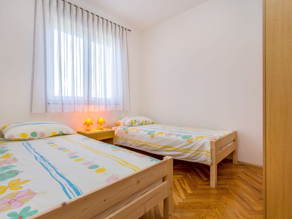 House | 5 bedrooms, individually furnished, bed sheets