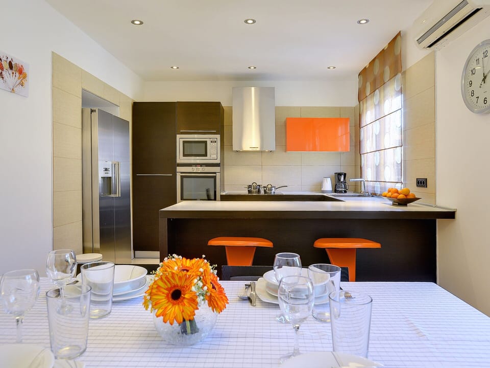 House | Private kitchen | Dining tables