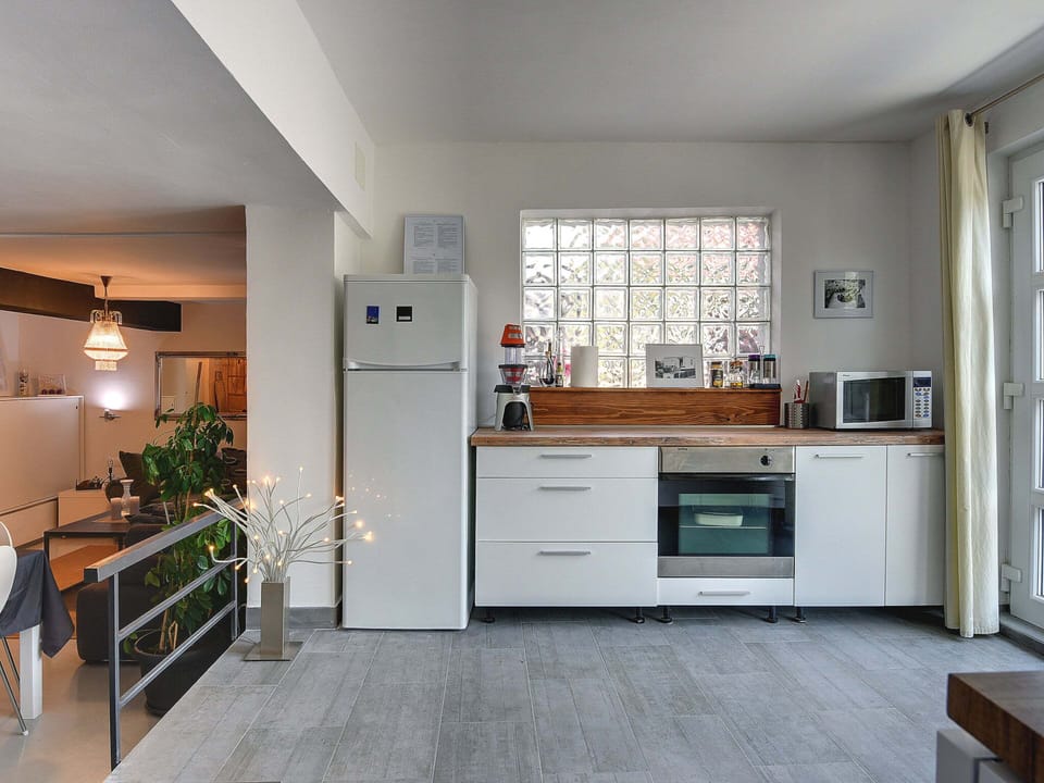 House | Private kitchen | Toaster, cookware/dishes/utensils, dining tables