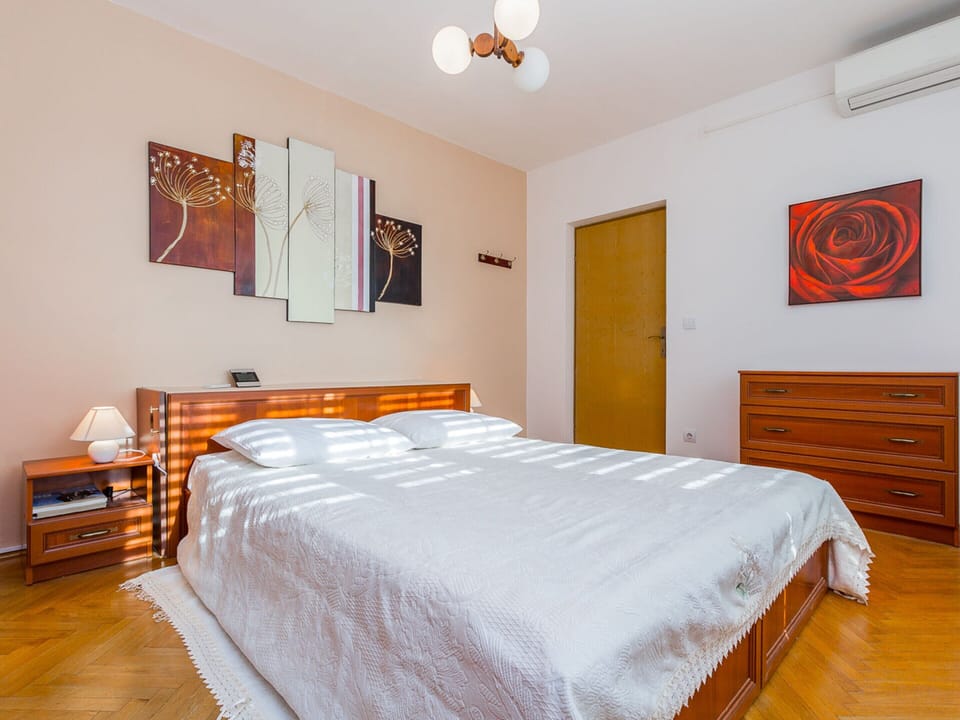 House | 3 bedrooms, individually furnished, bed sheets