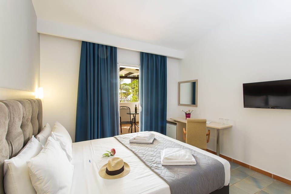 Bungalow | In-room safe, desk, blackout drapes, soundproofing