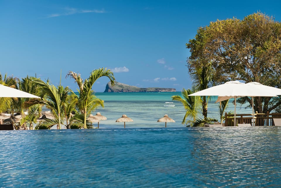 4 outdoor pools, sun loungers