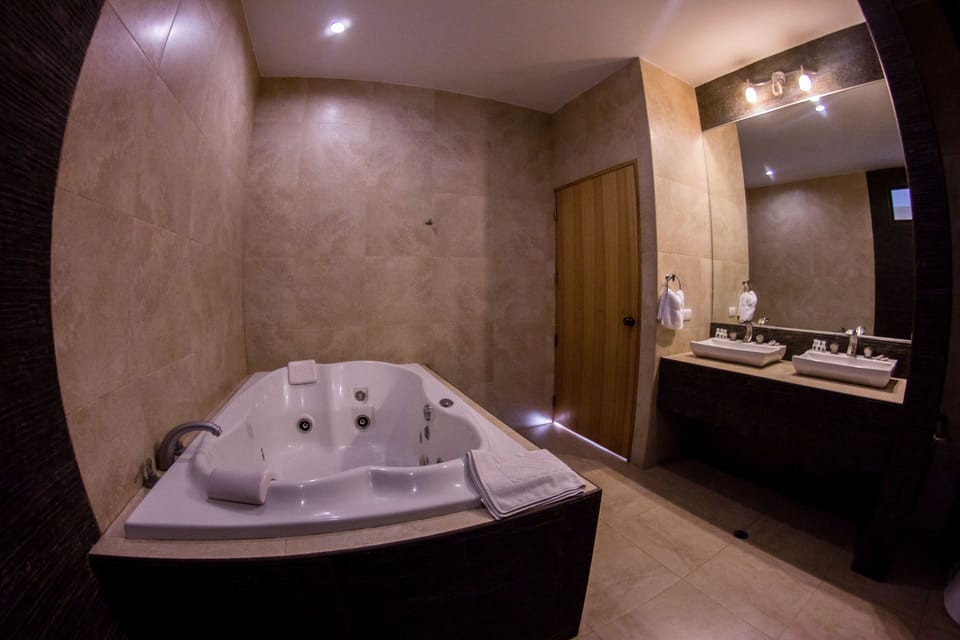 Suite | Jetted tub