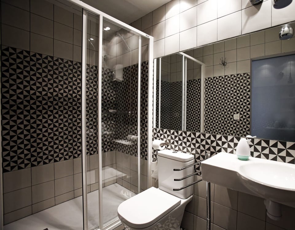 Standard Double Room Single Use | Bathroom | Shower, hair dryer, towels